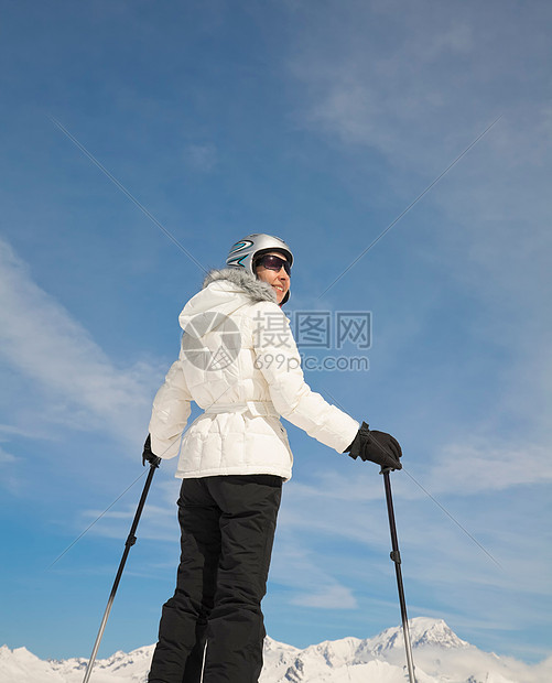 站在山景里的女人图片