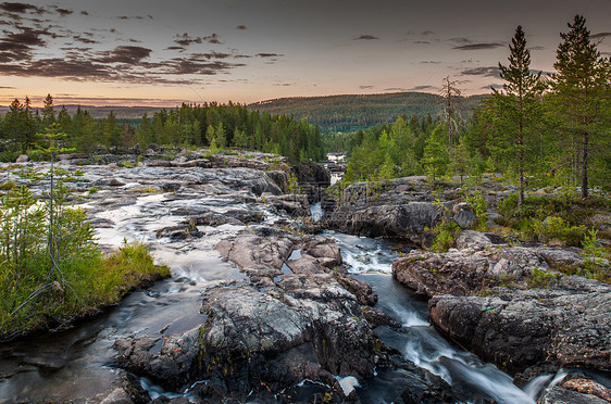 流经峡谷的河流，斯托弗森，拉普兰，瑞典图片