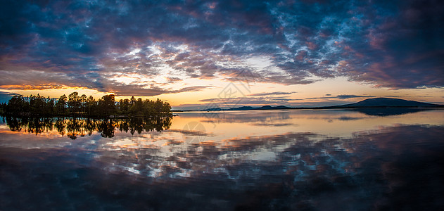 瑞典拉普兰阿杰普洛格黎明湖的倒影图片