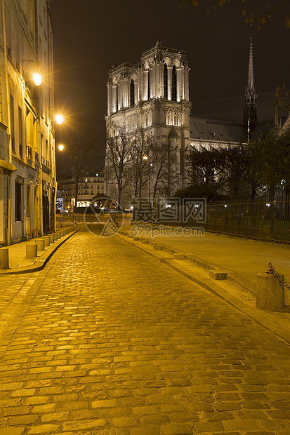 法国巴黎圣母院和鹅卵石街道夜景图片