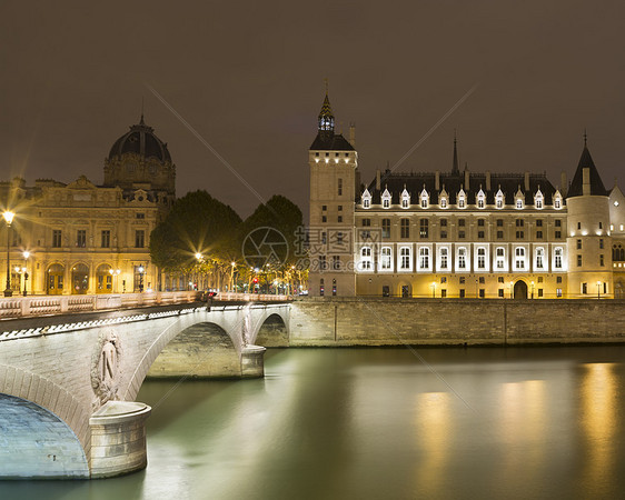 法国巴黎，夜间泛光照明礼宾博物馆和桥图片