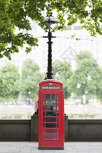 英国伦敦河堤上的传统红色电话亭图片