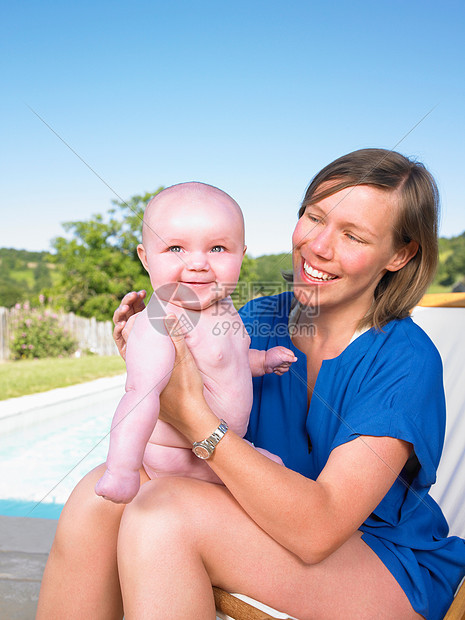 泳池边的母婴图片