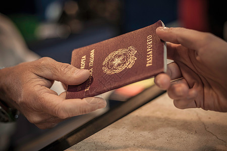 护照交接人，特写背景图片