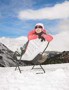 在雪景中放松的女人图片