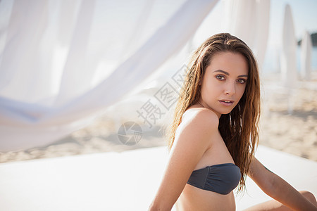 意大利撒丁岛卡斯蒂达斯海滩的年轻女子肖像图片