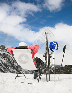 女人在雪山上放松图片