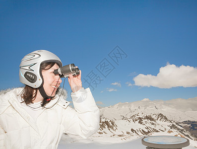 雪山上戴望远镜的女人图片