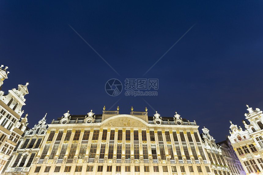 比利时布鲁塞尔，晚上的大广场布拉班特公爵宫的低角度视图图片