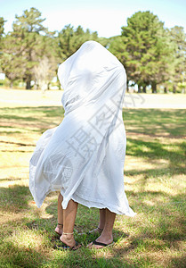 在公园里用毛巾包着的一对夫妇图片