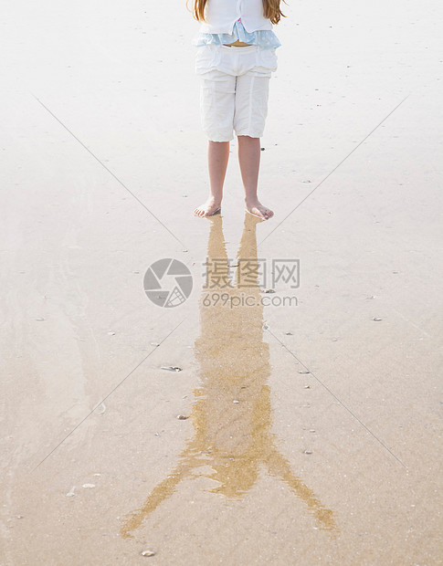 海滩上女孩的倒影图片