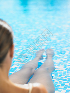 游泳池里的女人图片