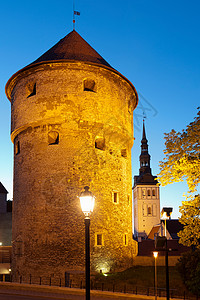 城墙夜景中世纪的城墙晚上亮着背景