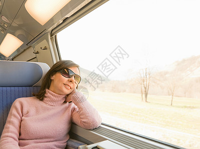 女人从窗外看，在火车上图片