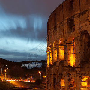 罗马的斗兽场晚上亮着背景图片