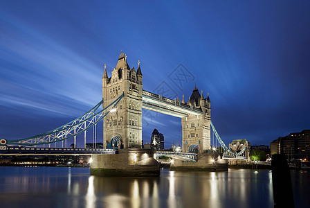 伦敦的塔桥晚上亮着图片