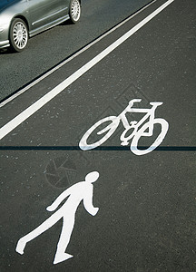 自行车道标志和车辆图片