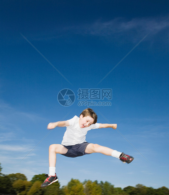 在空中跳跃的男孩图片