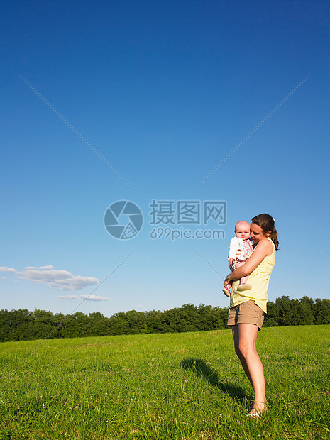 田间的母女图片