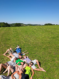 一群年轻人躺在地上休息背景图片