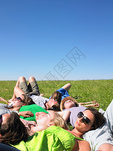 一群年轻人躺在地上休息背景图片