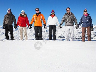 登上雪山的队伍图片