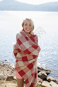 美国纽约哈德利湖边裹着毯子的年轻女子图片