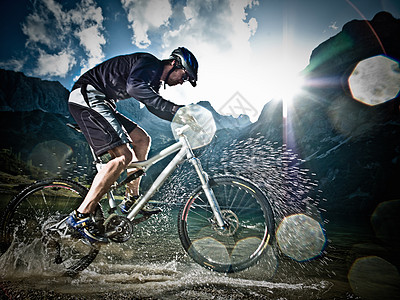 骑山地自行车的男人高清图片