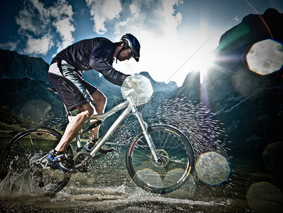 骑山地自行车的男人图片