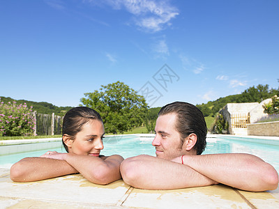 游泳池里的男女青年图片素材