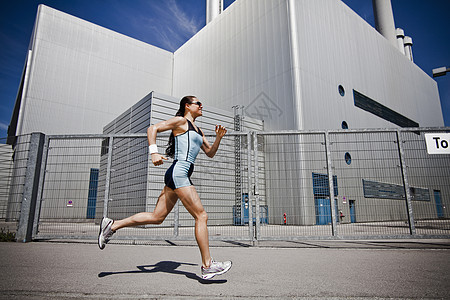 在城市里跑步的女人图片