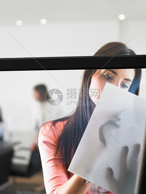 靠窗写字的女人图片