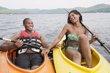 坐独木舟的年轻夫妇图片