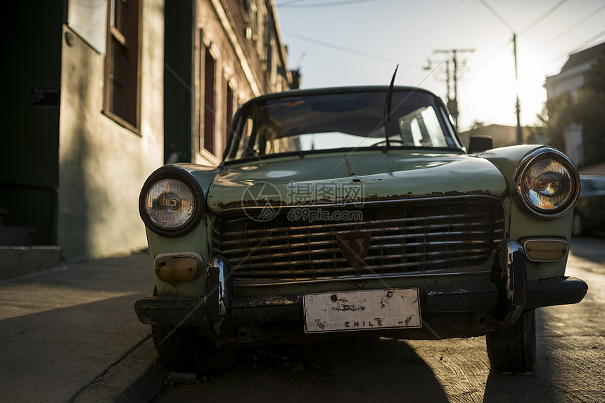 停在智利瓦尔帕莱索街上的旧车图片