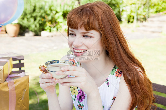 年轻女子拿着茶杯图片