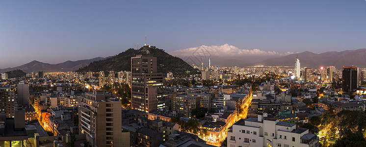 智利圣地亚哥市中心夜间鸟瞰图图片