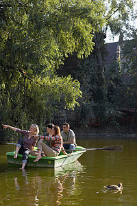 坐在划艇上的四个朋友图片