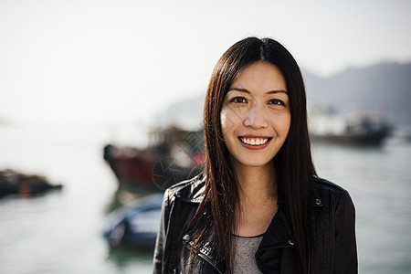 微笑的年轻女子图片