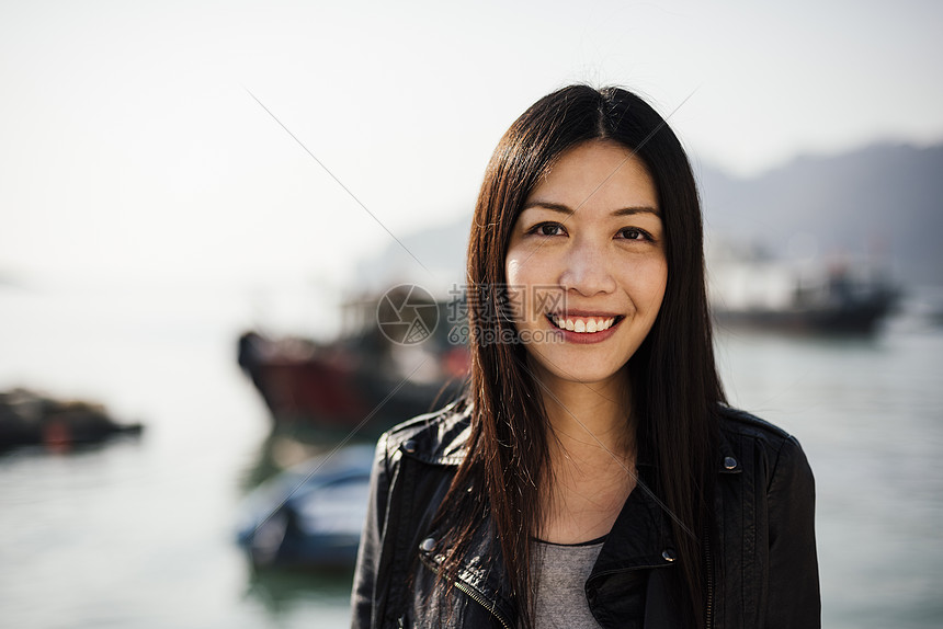 微笑的年轻女子图片