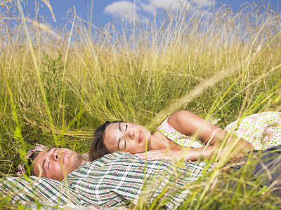 一对夫妇躺在草地上图片