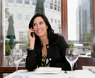 在餐馆里的打手机的女人高清图片