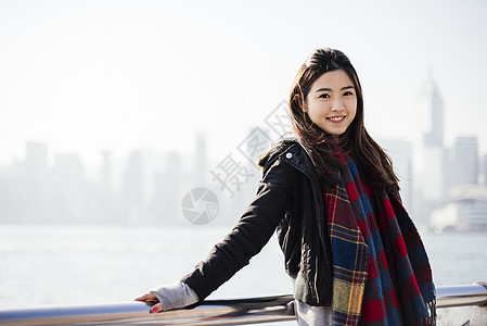拿着笔记本的年轻女子高清图片下载 正版图片 摄图网 拿着笔记本的年轻女子高清图片下载 正版图片 摄图网