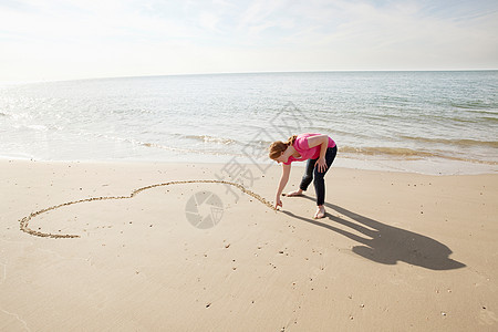 少年在沙滩上的沙滩上画心图片