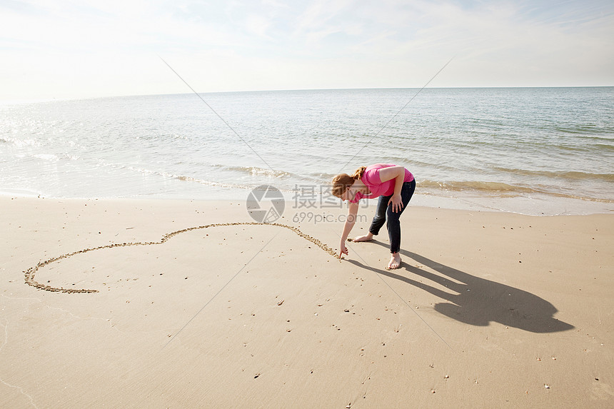少年在沙滩上的沙滩上画心图片