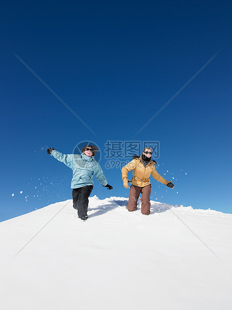 在雪中奔跑的年轻女子图片