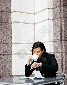 女商人喝咖啡图片