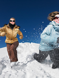 在雪中奔跑的年轻女子图片