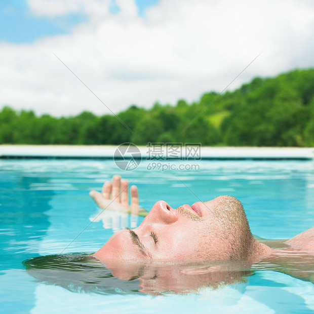 漂浮在水中的年轻人图片