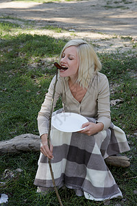 在营地吃热狗的女人图片