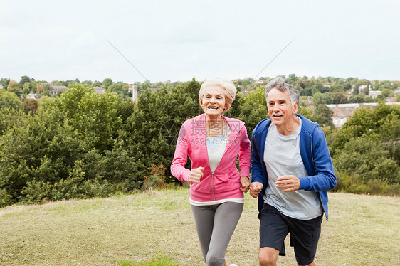 成熟夫妇在公园里跑步图片